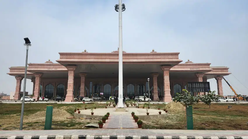 Ayodhya Airport Guide 2026: Flights, Transfers & Hotels