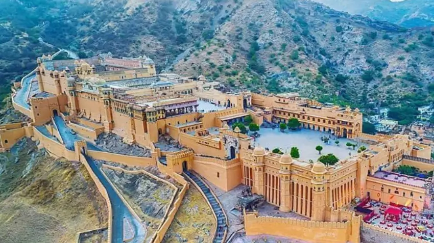 Places to Visit Between Jaipur and New Delhi – Complete Road Trip Guide