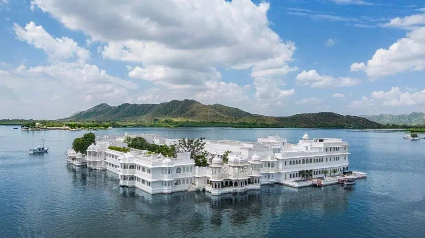 Udaipur vs Jaisalmer – Which Rajasthan Destination Deserves More Time?