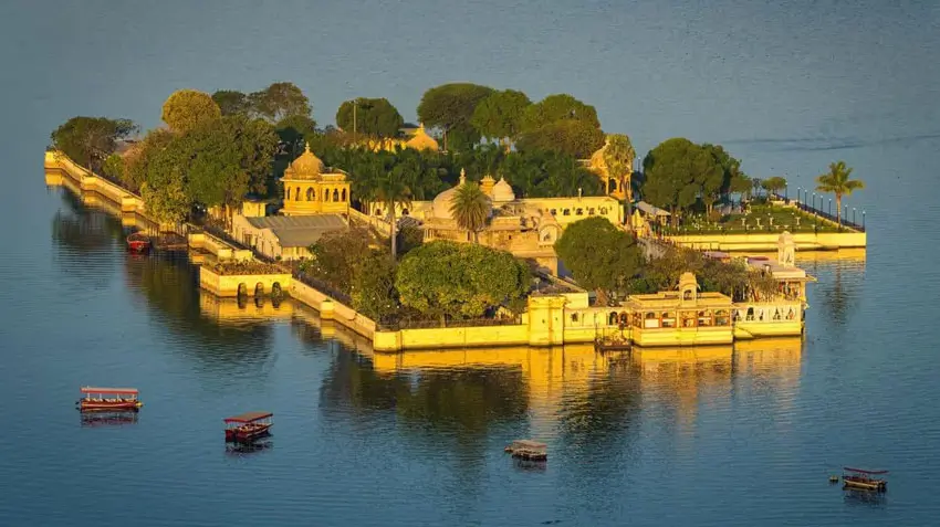 Udaipur Tour Package with Lakes, Palaces & Heritage Stays