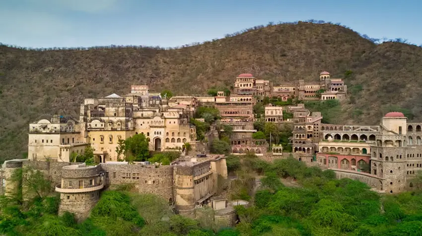 Neemrana-Fort-Palace