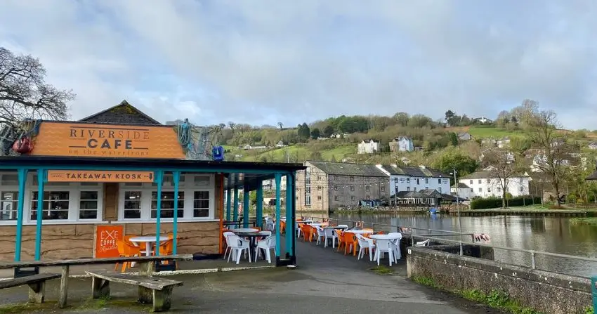 Cafés Along the River